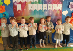 Dzieci z prezentami dla bliskich