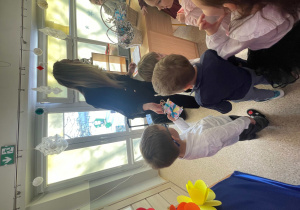 Dzieci rozdają prezenty dla dziadków