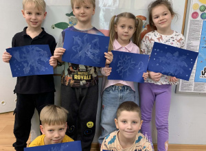 Dzieci ze swoimi pracami