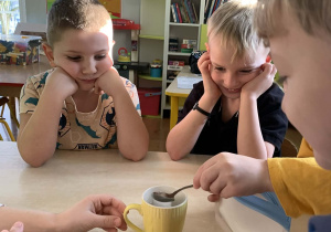 Chłopiec miesza solankę