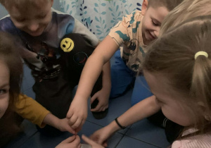 Dzieci wkładają zimnego ognia do mandarynkii