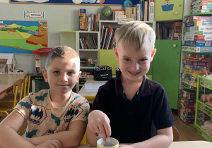 Chłopiec miesza solankę