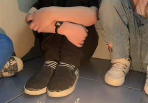 Radość chłopca z eksperymentu