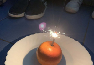 Mandarynka z zapalonym zimnym ogniem