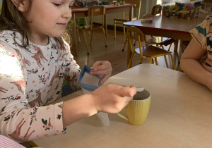 Dziewczynka wsypuje sól do wody