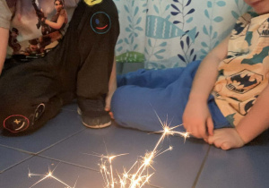 Chłopiec obserwuje eksperyment z mandarynką