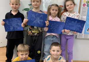 Dzieci prezentują swoje prace- śnieżynki