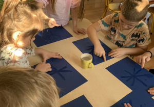 Dzieci malują palcami