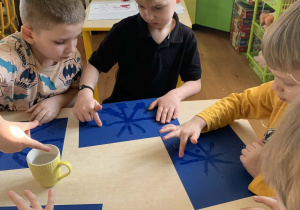 Dzieci malują palcami