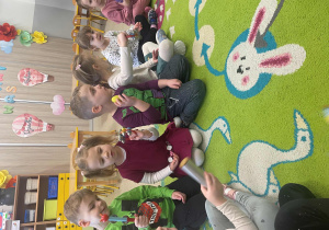 Dzieci grają na instrumentach podczas zajęć