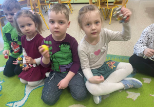 Dzieci grają na instrumentach podczas zajęć