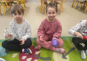 Dzieci grają na instrumentach podczas zajęć