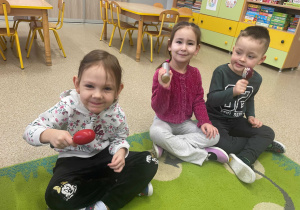 Dzieci grają na instrumentach podczas zajęć