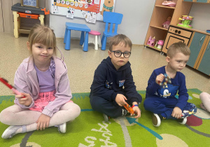 Dzieci grają na instrumentach podczas zajęć