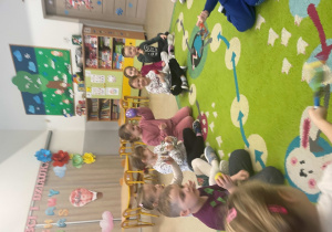 Dzieci grają na instrumentach podczas zajęć