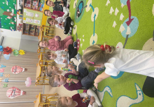 Dzieci grają na instrumentach podczas zajęć