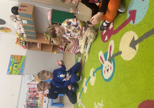 Dzieci grają na instrumentach podczas zajęć