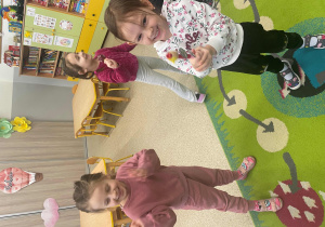 Dzieci grają na instrumentach podczas zajęć