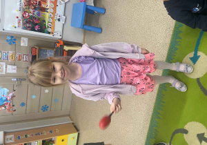 Dziewczynka z instrumentem muzycznym