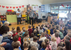 Dzieci biorą udział w zajęciach muzycznych