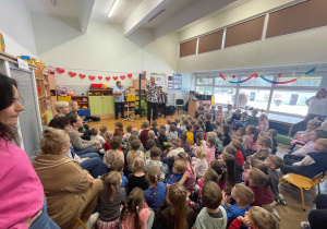 Dzieci biorą udział w zajęciach muzycznych