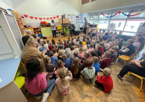 Dzieci biorą udział w zajęciach muzycznych