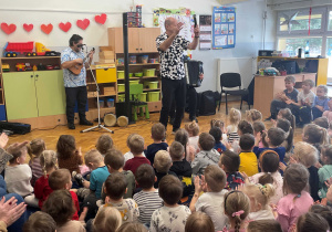 Dzieci biorą udział w zajęciach muzycznych