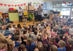 Dzieci biorą udział w zajęciach muzycznych