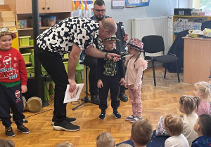 Dzieci biorą udział w zajęciach muzycznych