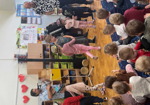 Dzieci biorą udział w zajęciach muzycznych