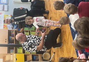 Dzieci biorą udział w zajęciach muzycznych