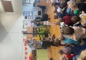 Dzieci biorą udział w zajęciach muzycznych