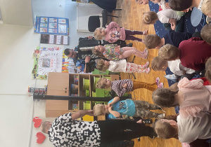 Dzieci biorą udział w zajęciach muzycznych