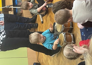 Dzieci biorą udział w zajęciach muzycznych