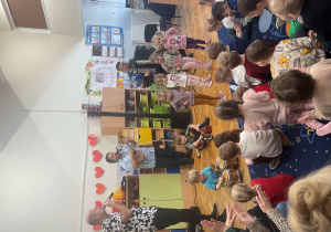 Dzieci biorą udział w zajęciach muzycznych