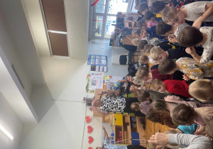 Dzieci biorą udział w zajęciach muzycznych