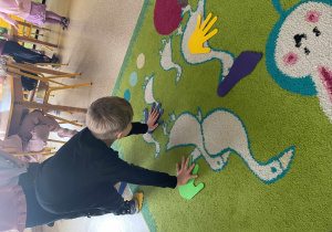 Dziecko podczas zajęć ruchowych