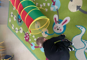 Dziecko podczas zajęć ruchowych