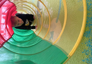 Dziecko podczas zajęć ruchowych