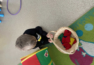 Dziecko podczas zajęć ruchowych