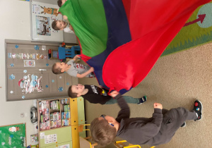 Dzieci podczas zabawy z chustą animacyjną