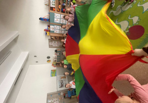 Dzieci podczas zabawy z chustą animacyjną