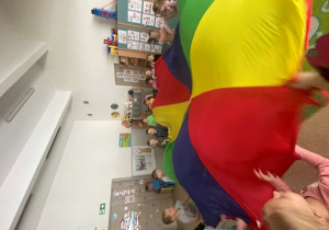 Dzieci podczas zabawy z chustą animacyjną