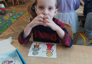 Chłopiec układa puzzle