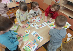 Dzieci układają układanki