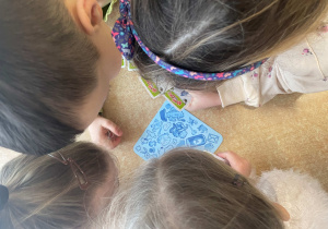 Dzieci podczas zajęć z okazji Dnia Puzzli i Łamigłówek