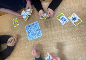 Dzieci podczas zajęć z okazji Dnia Puzzli i Łamigłówek