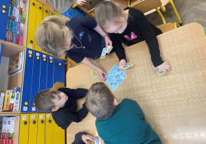 Dzieci podczas zajęć z okazji Dnia Puzzli i Łamigłówek