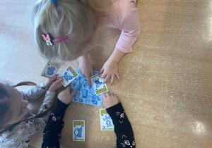 Dzieci podczas zajęć z okazji Dnia Puzzli i Łamigłówek