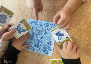 Dzieci podczas zajęć z okazji Dnia Puzzli i Łamigłówek